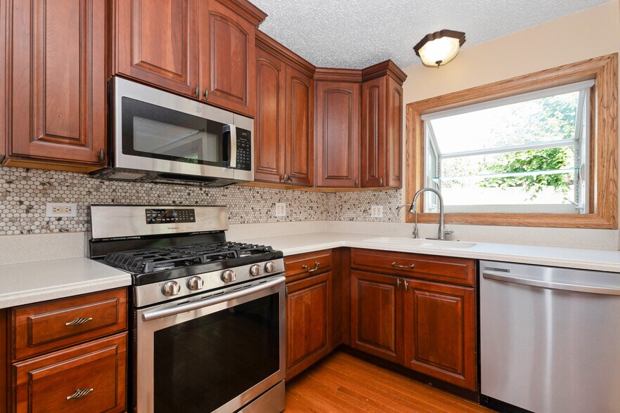 Building Photo - 16203 Fox Ct
