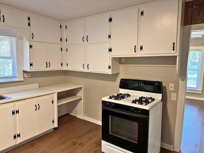 Building Photo - 704 Reagan St