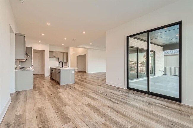 Building Photo - 300 Alava Wy