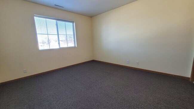 Building Photo - SW 2 Bedroom 1 bath Condo, Balcony, Fireplace and Garage