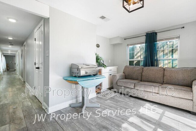 Building Photo - 324 N Roman St