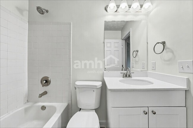 Building Photo - 2044 Woodmere Ct