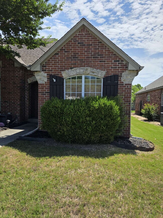 Building Photo - "Charming 3-Bedroom Gem with 2 Full Baths ...