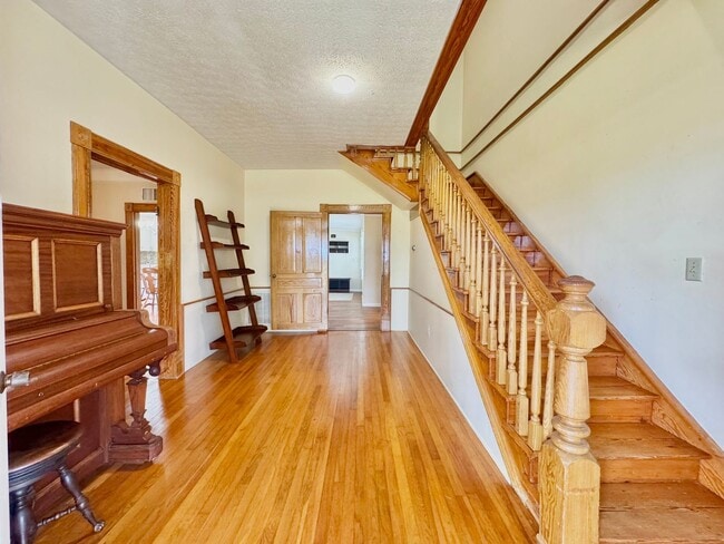 Building Photo - Country Living
