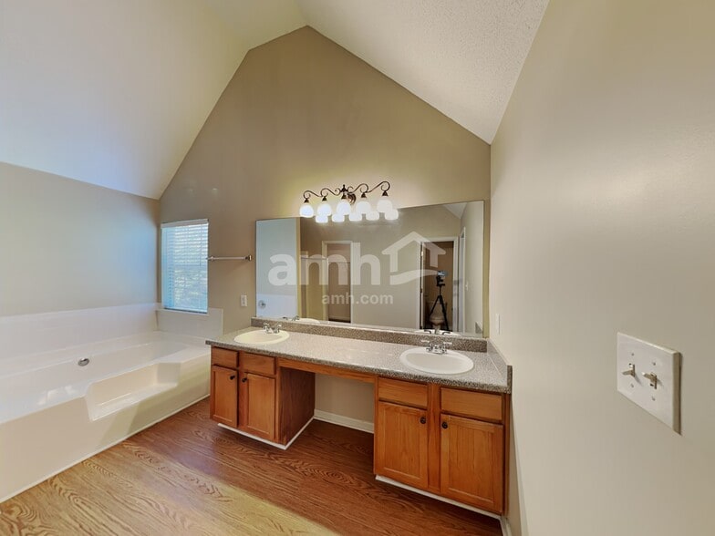 Building Photo - 3094 Lonetree Point