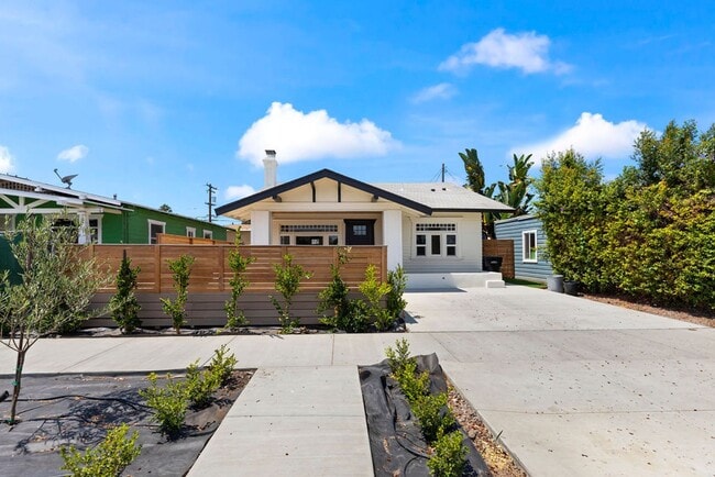 Building Photo - incredible home 3 bedroom, loft