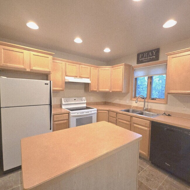 Building Photo - 2 Bedroom 2.5 bathroom near Golf Course