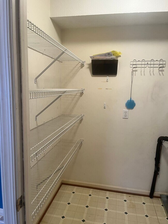 Building Photo - Gorgeous townhouse located near cornerston...