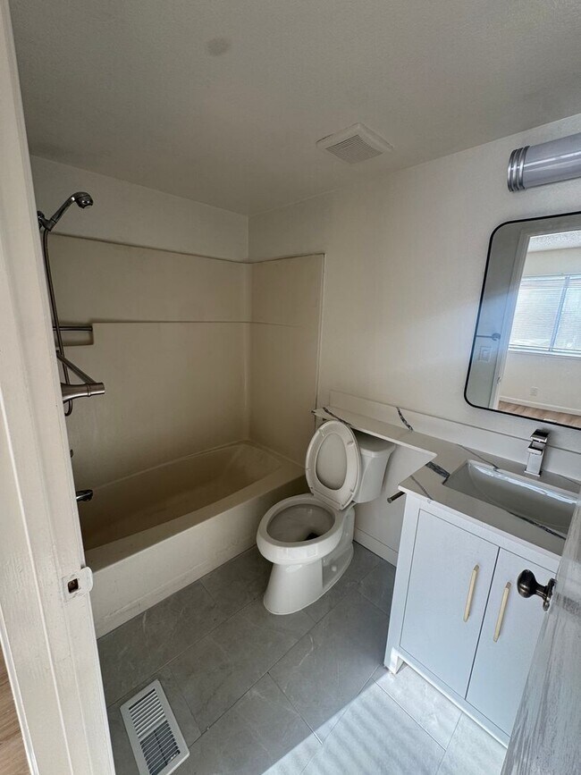 Building Photo - Beautifully Updated 2BD/2BA Condo | In-Unit Laundry, Garage & Greenbelt Views