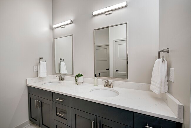 Building Photo - 1302 N Main St