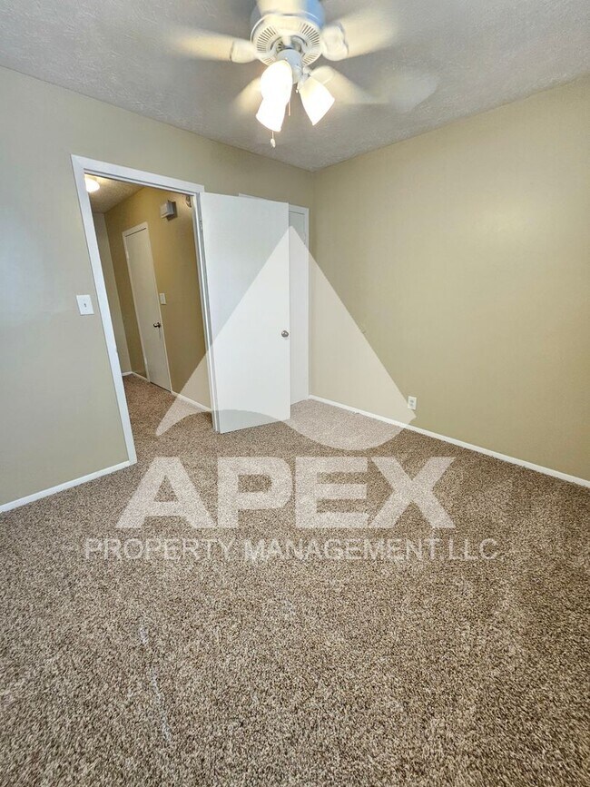 Building Photo - Nice 3Bd 1.5 Townhouse in WEST KNOX off Cedarbluff! END UNIT!