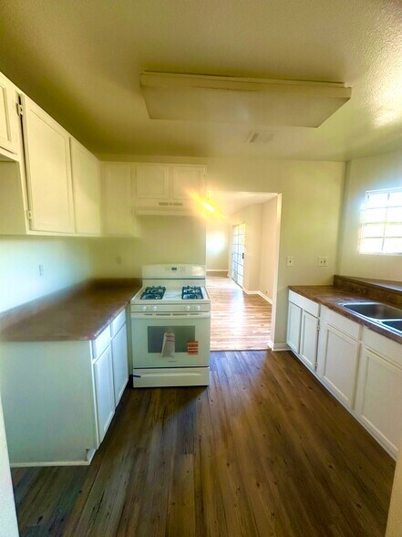 Building Photo - 525 S Main St