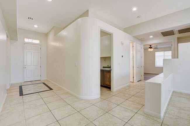 Building Photo - Single Family Home on 20k SQFT Lot in Gated Community