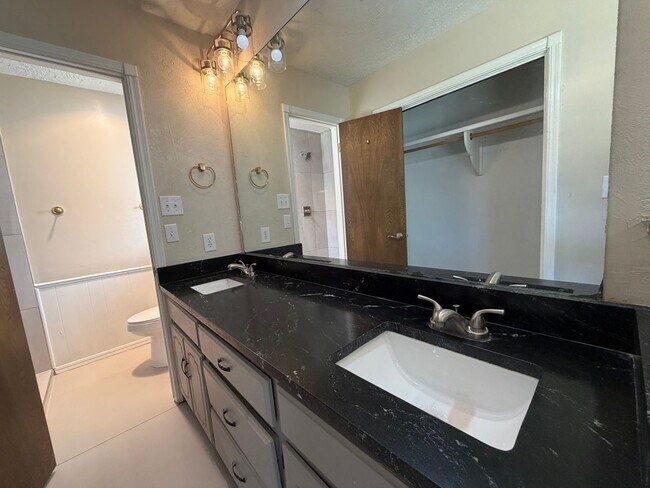 Building Photo - Beautiful 3bed/2.5bath Updated Westside Norman Home Available for Rent!