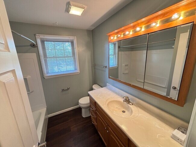 Building Photo - Close to Glenbrook area in Hendersonville!