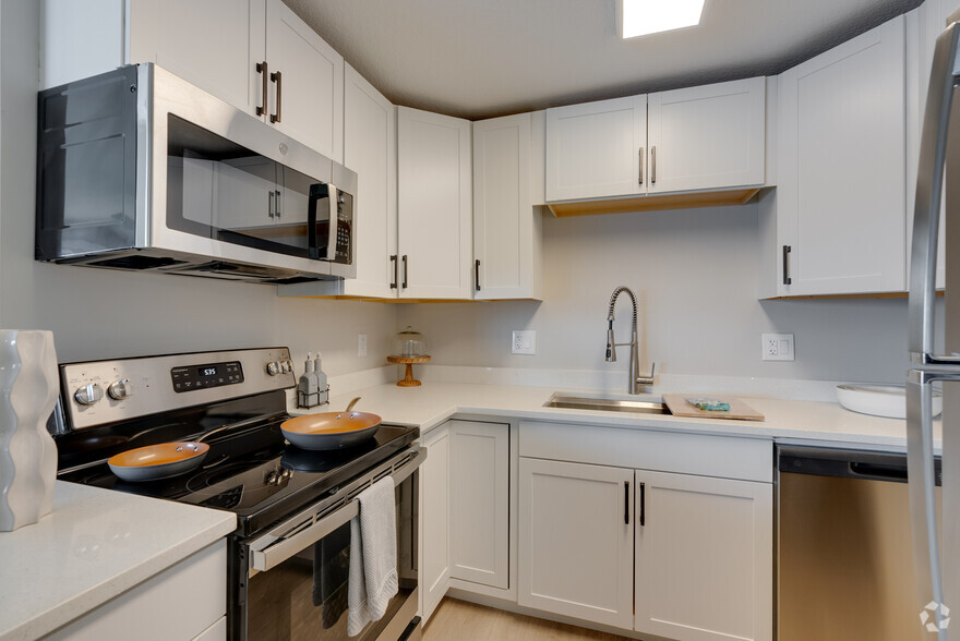 2BR, 2BA - Chef's Kitchen - Marina Grande North