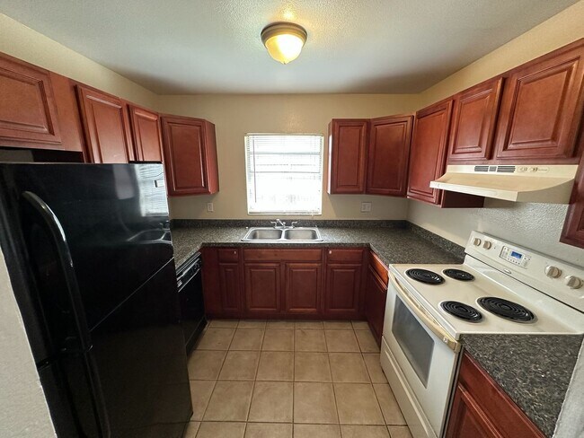 Building Photo - 1816 Bonneville Dr