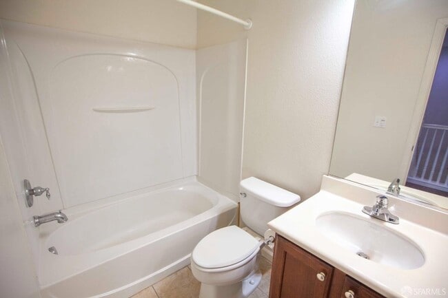 Building Photo - Beautiful updated 3-level, 3BR2.5BA and 2-car garage townhome!