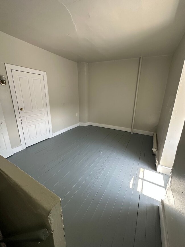 Building Photo - 940 W Princess St