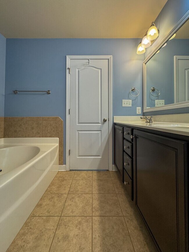 Building Photo - Beautifully Maintained 3 Bed 2.5 Bath West Gate Home