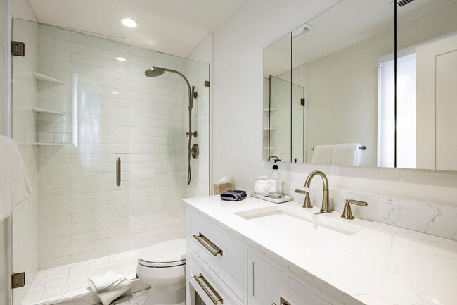 Building Photo - Luxury Condo Retreat at the base of Park C...