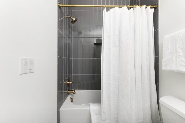 Building Photo - 761 Lynwood Ave