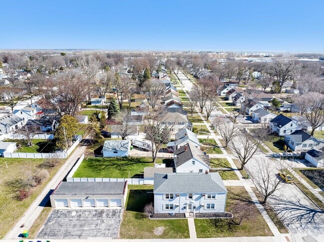 Building Photo - Charming 1-Bedroom Lower Apartment — West Side Green Bay