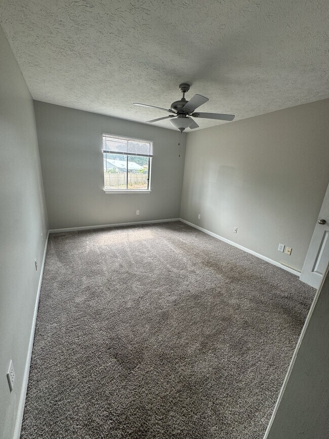 Building Photo - 835 Applewood Ln