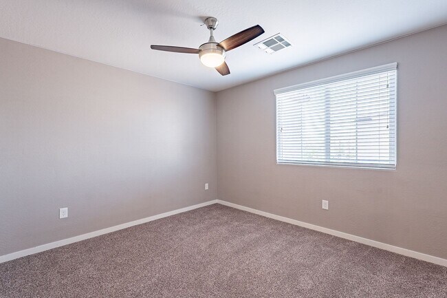 Building Photo - Great 3 Bedroom Townhome - NEW Carpet!