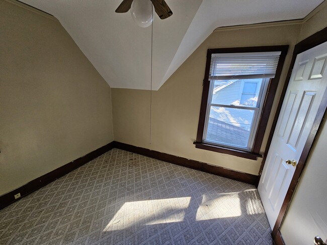 Building Photo - 3 bedroom, 2 bath house