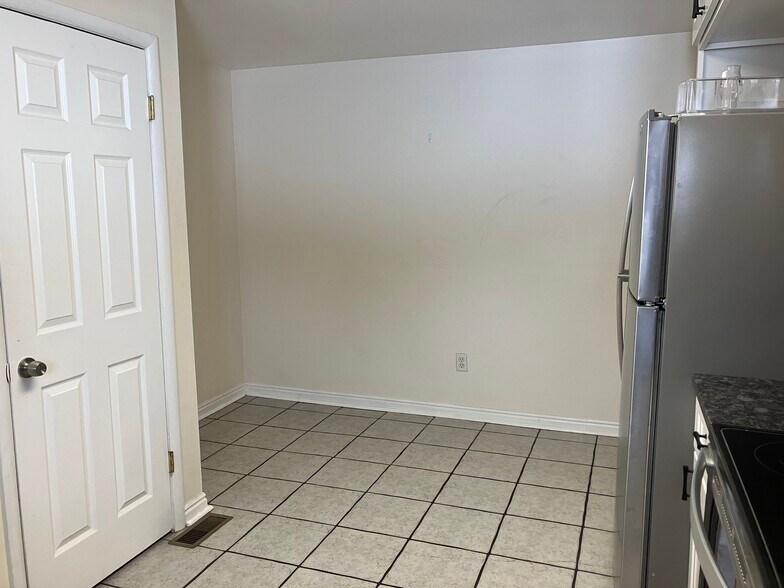 Kitchen table area - 922 S Lake St