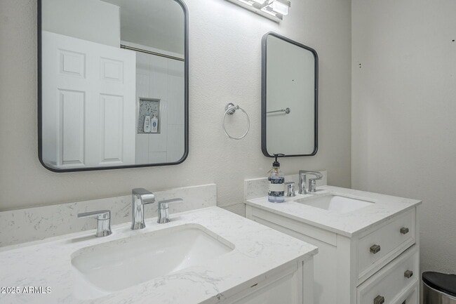 Building Photo - 4240 E Bluefield Ave