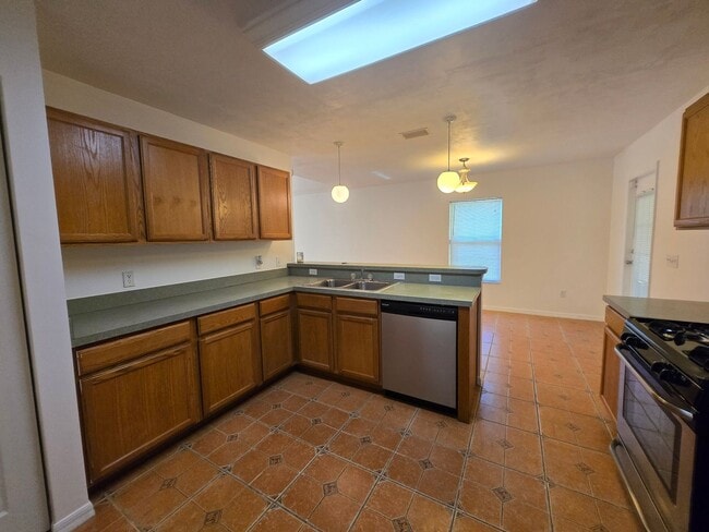 Building Photo - Charming single-story 3-bedroom, 2-bath home