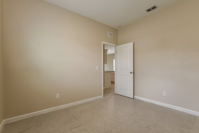 Building Photo - 2704 Island Walk Dr