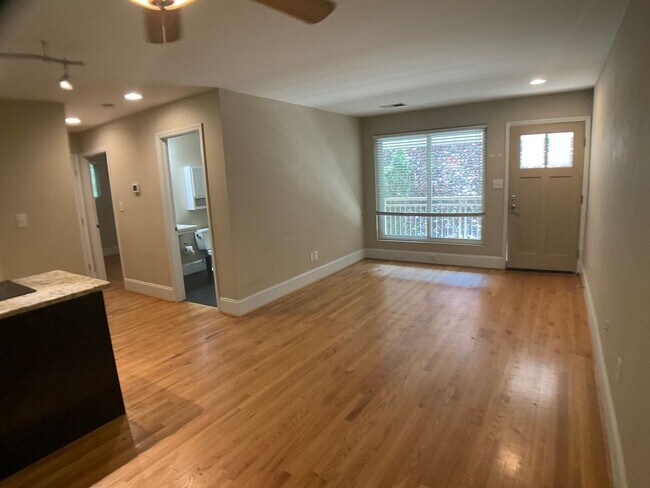 Building Photo - Gorgeous 2 Bed Condo in the heart of Carrboro!