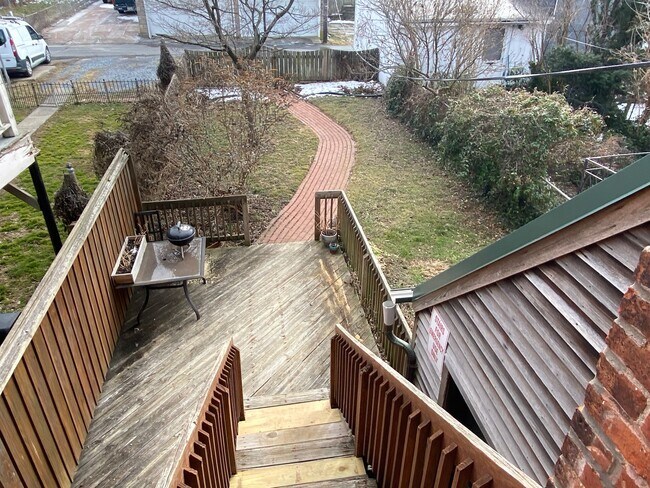 Building Photo - 612 E Chestnut St