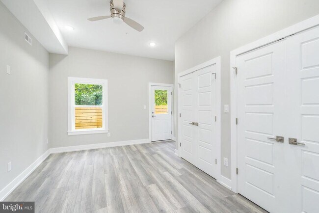 Building Photo - 103 E Duval St