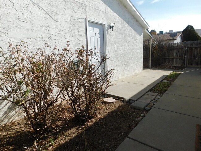 Building Photo - 869 Iowa Ave