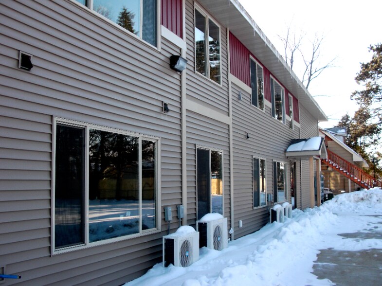 Building Photo - 355 Horseshoe Dr