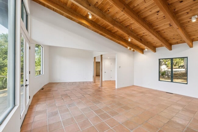 Building Photo - Charming 4BR Home Available in Private Portola Valley Cul de Sac