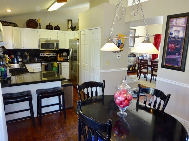 Building Photo - Gorgeous Three Bedroom Home In Littleton!