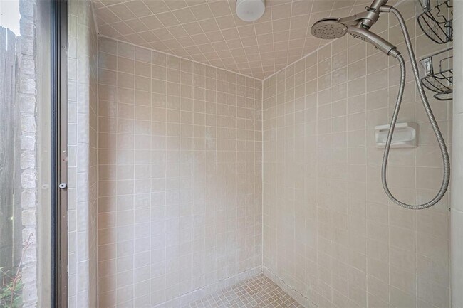 Building Photo - 12231 Carriage Hill Dr