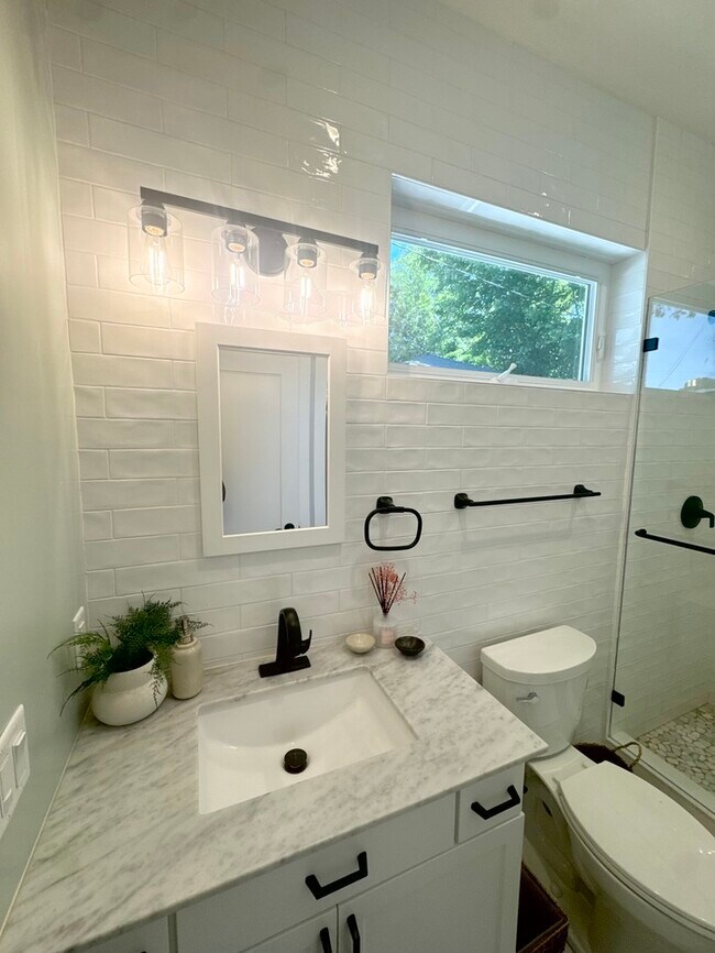 Building Photo - Adorable and updated furnished home in Fol...