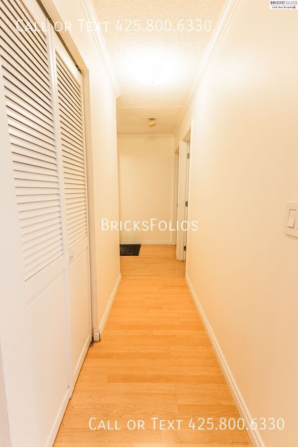 Building Photo - Prime Bellevue Condo, conveniently located...