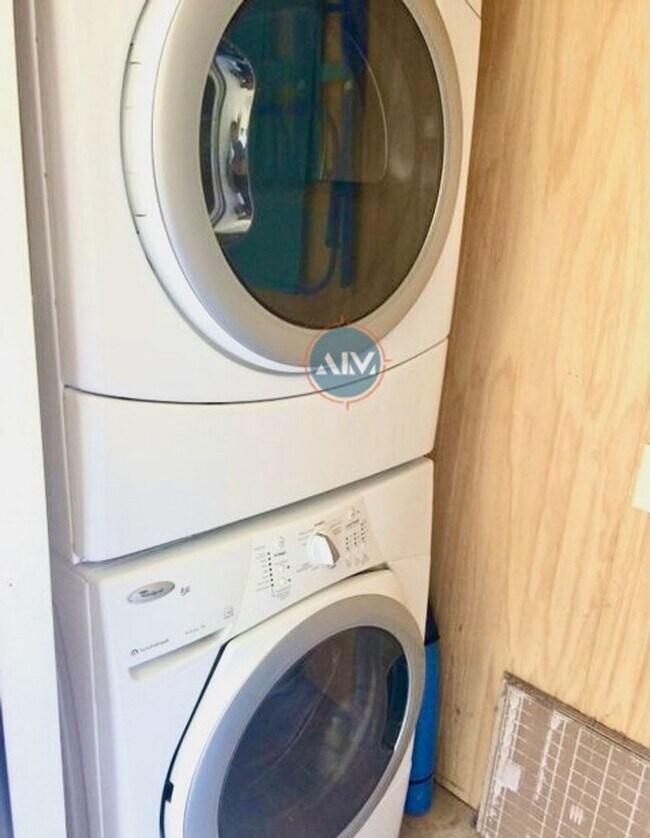 Building Photo - Top-Floor South End Villa Near Coligny Beach- Available Now!