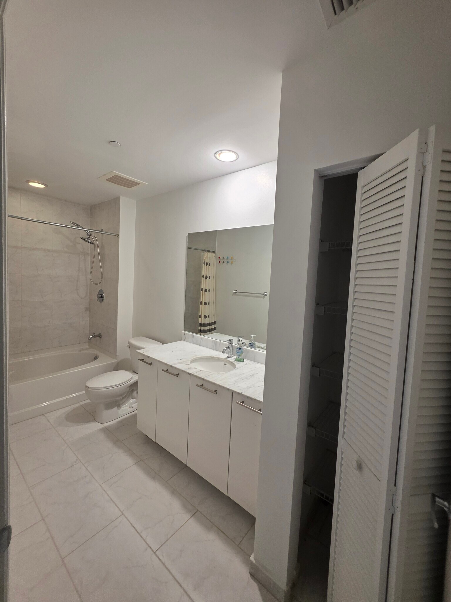 Building Photo - 950 Brickell Bay Dr