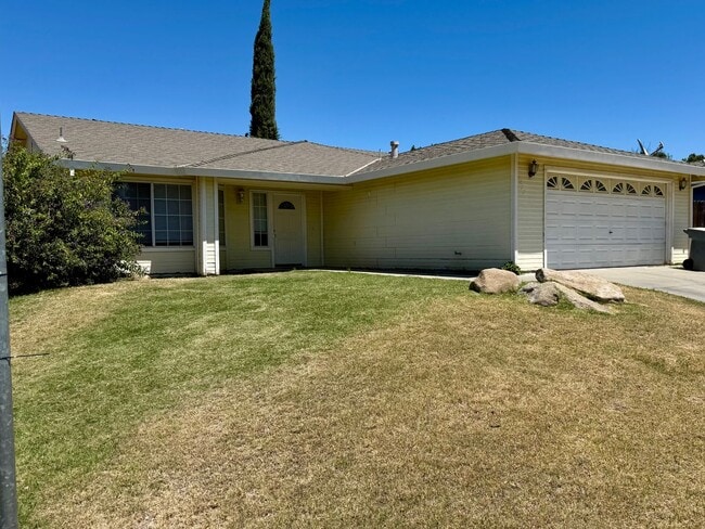Primary Photo - Nice 3 bed 2 bath house on a corner lot, a...