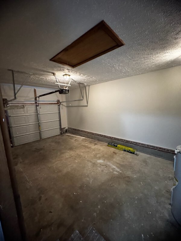 Building Photo - 6885 Kingsgate Dr