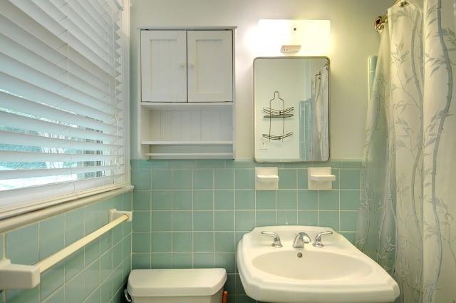 Building Photo - 371 Delmont Dr NE