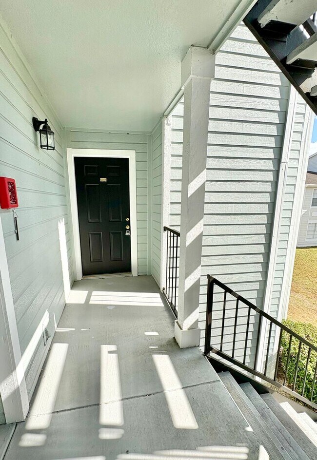 Building Photo - 2550 N Alafaya Trail